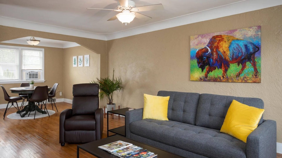 West Seneca Apartment | Full stocked park view flat in South Buffalo w/garage parking