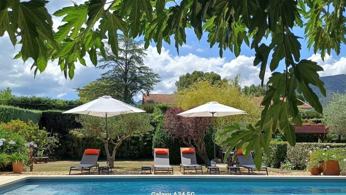 Maubec Villa | Fully air-conditioned house HEATED SWIMMING POOL