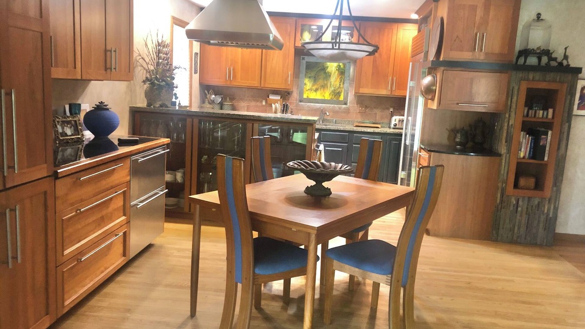 Verona House | Fully decked out 4 Bdrm, relaxing backyard retreat. Minutes from Epic