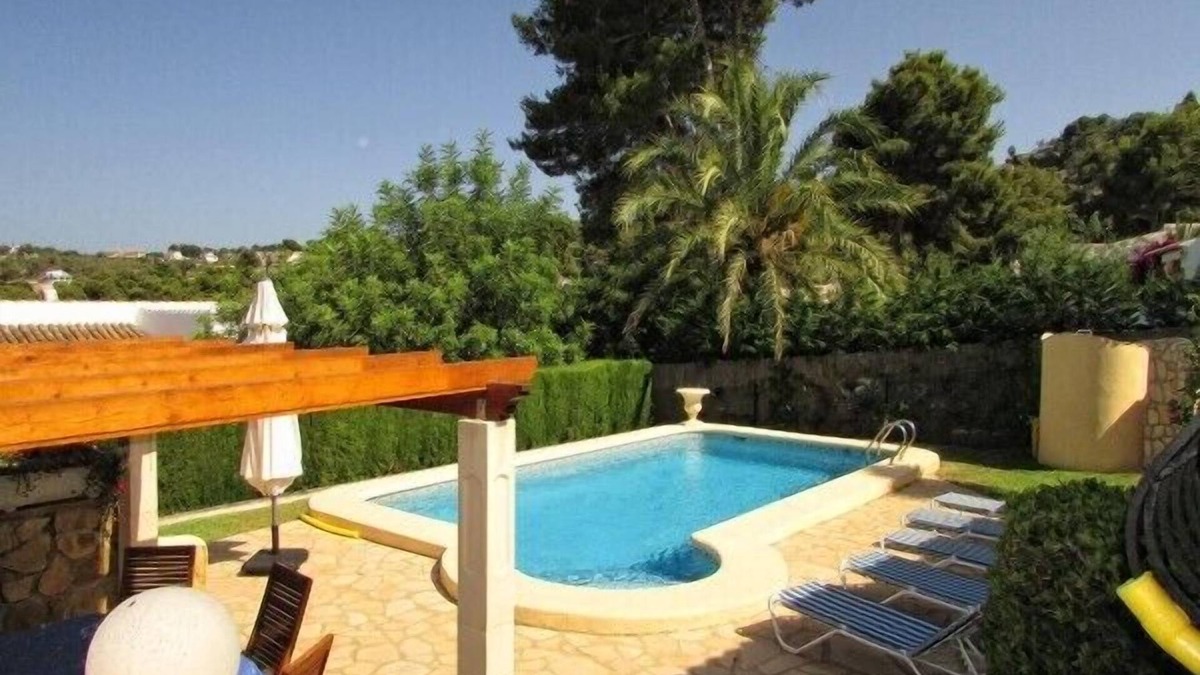 Javea House | Fully detached, single family home with own pool in a large garden