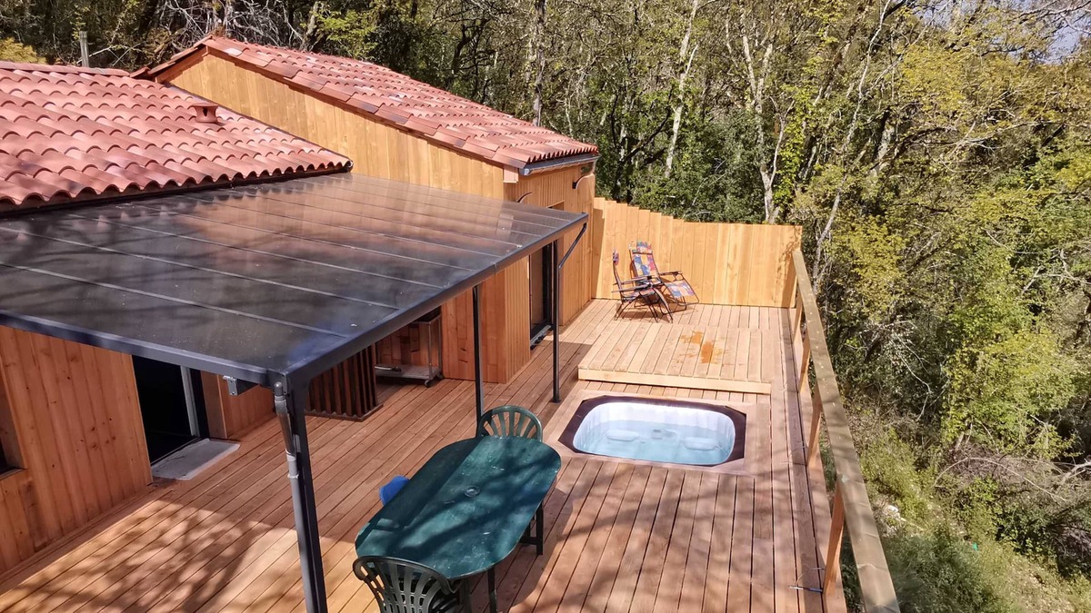 Saint-Vincent-de-Cosse Ski Chalet | Fully enclosed south-facing chalet