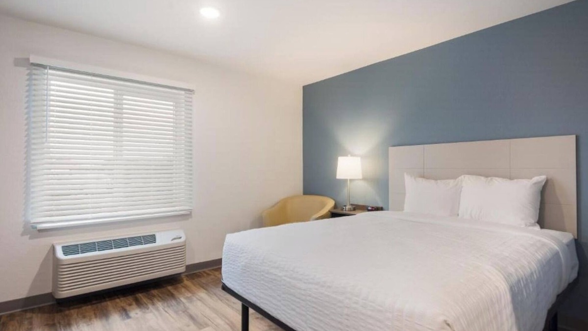 Newnan Hotel | Fully Equipped 2 Room Stay w/Kitchen Near State Park Trails & Adventures