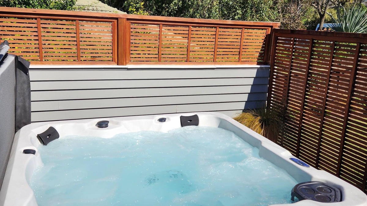 Glendowie House | Fully equipped 3 bedroom home free parking & WIFI close to beaches & city.