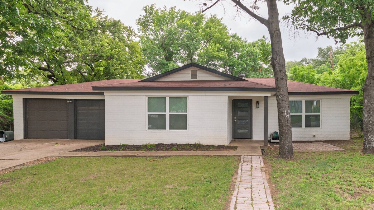 Lake Worth Cottage | Fully Equipped DFW Retreat · Walk to Lake & Dining