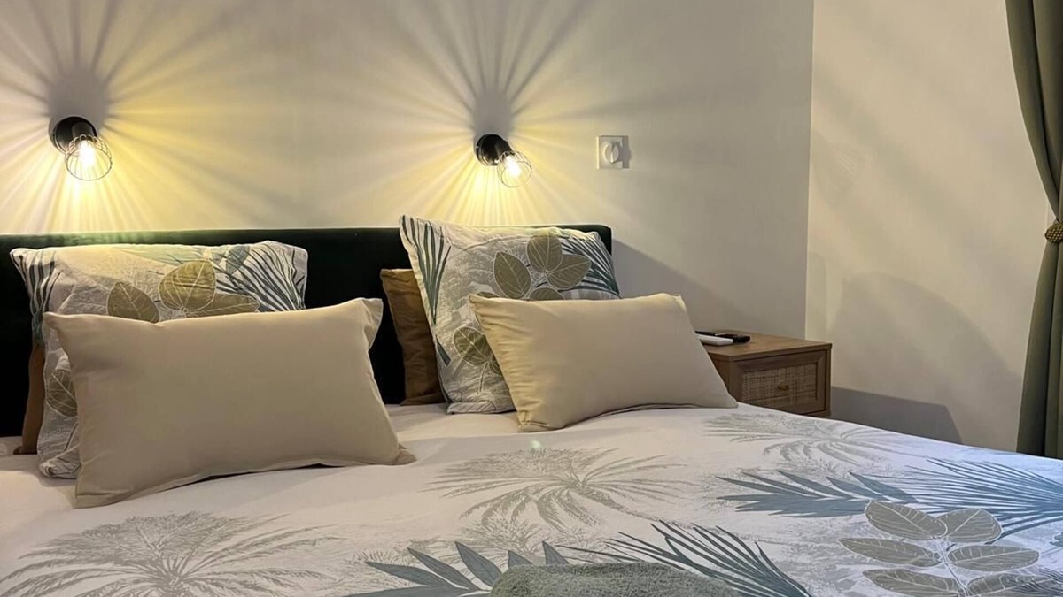 Neuville-sur-Ain Apartment | Fully Equipped Independent Apartment in the Heart of L'Ain, 2 steps from River!n