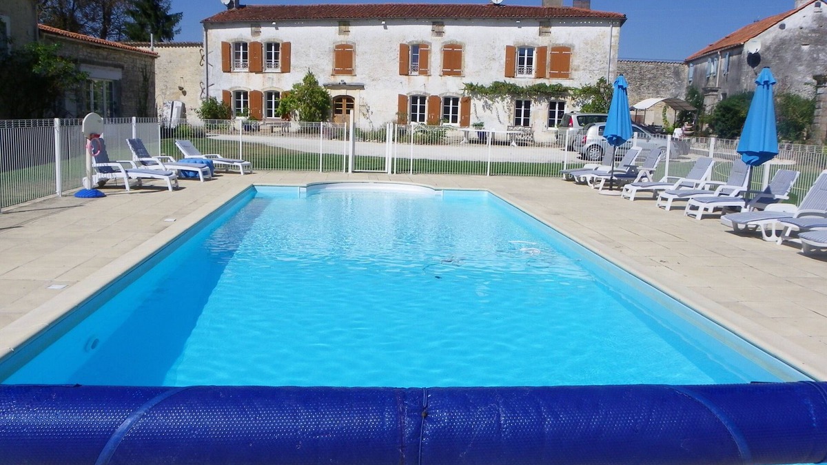 Surgeres Cottage | Fully equipped gite in a calm domaine 30 minutes from La Rochelle