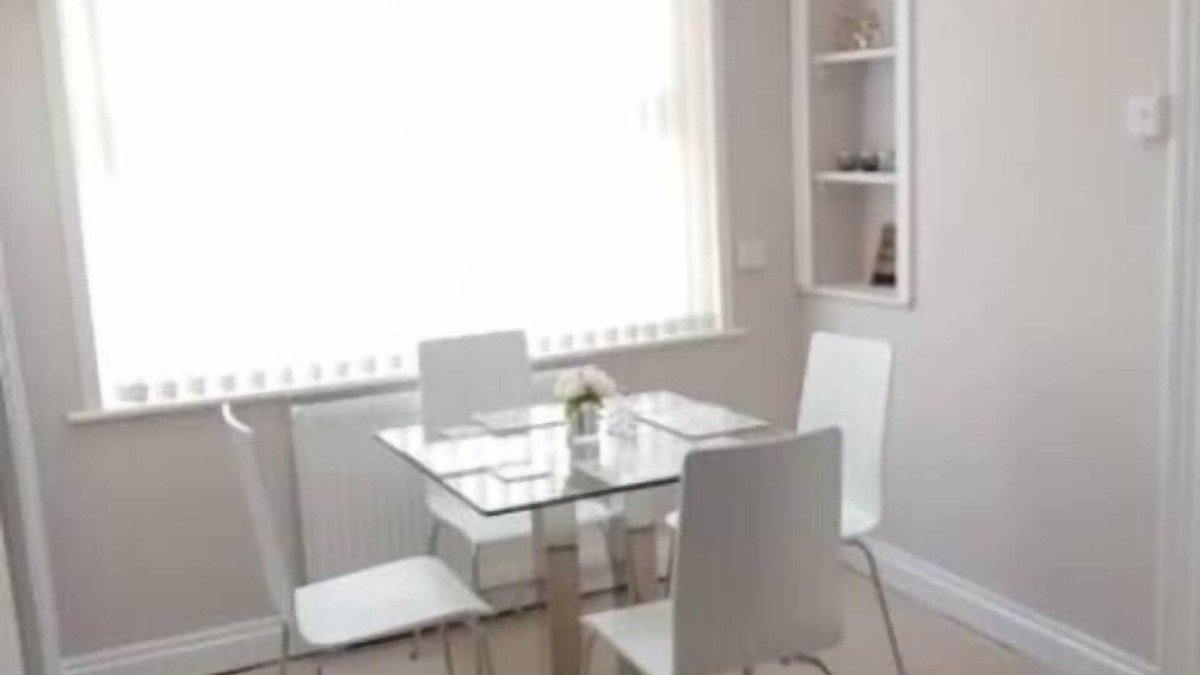 Gorseinon Apartment | Fully Equipped Kitchen, Dining area & Parking