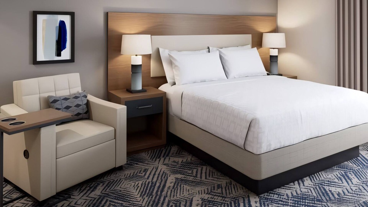Macomb Hotel | Fully Equipped Studio with Kitchen and Swimming Pool Perfect for Extended Stays