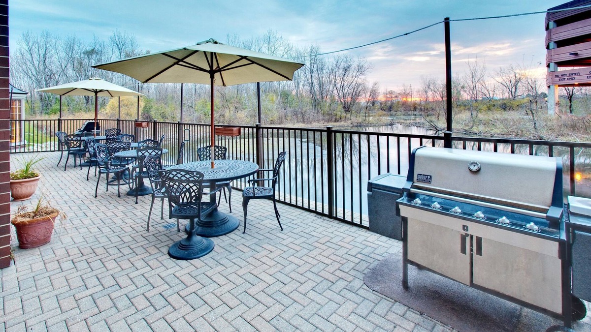 Oakbrook Terrace Condo | Fully-Equipped Suite | Complimentary Breakfast