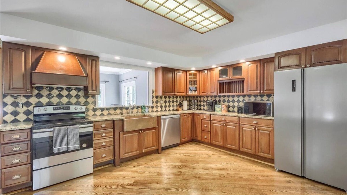 Burlingham Villa | Fully facilitated home, 7 Beds + Pool. (Pine Bush)