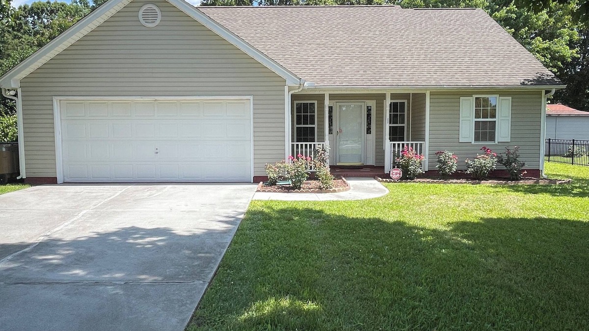 Indian Trail House | Fully fenced 3-bedroom house with garage in quiet and delightful Indian Trail