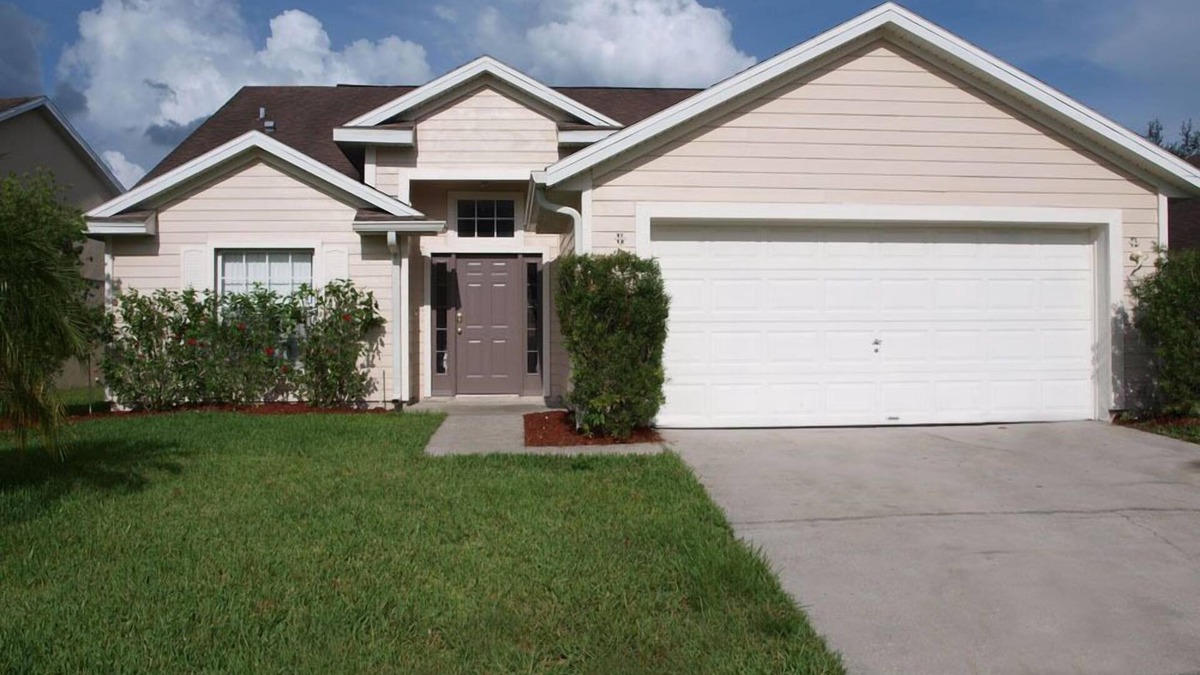 Woodridge Villa | fully fenced back yard !