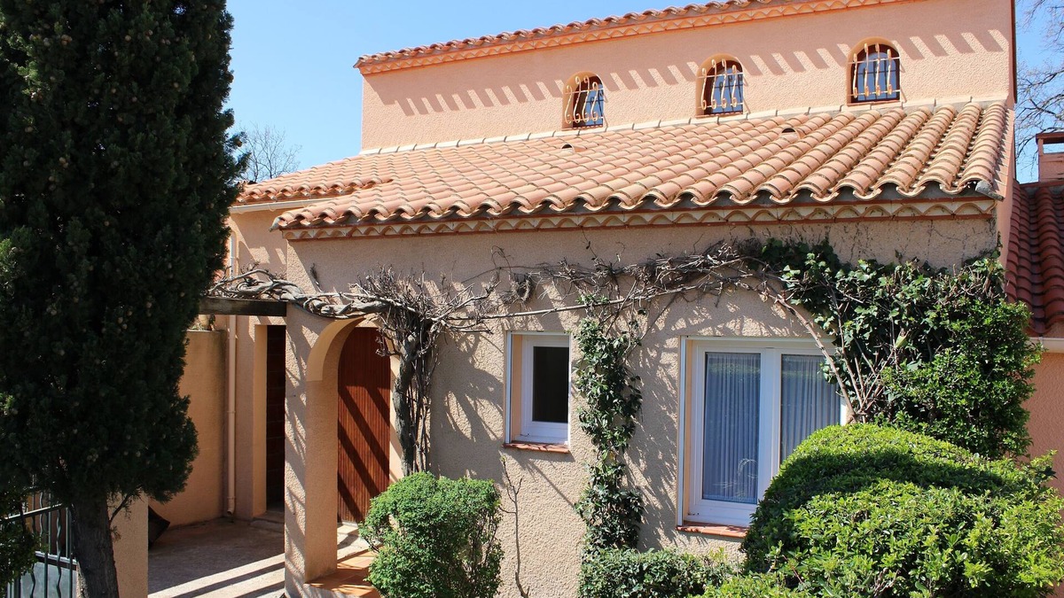 Saint-Genis Villa | Fully aircon, Modern Pretty House on the Outskirts of Well Provisioned Village