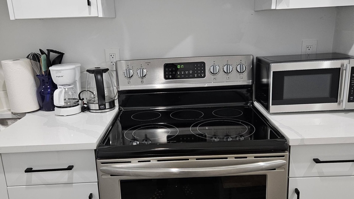 Northwest Edmonton House | Fully furnished 1 bd cosy basement suite in the center of the city.