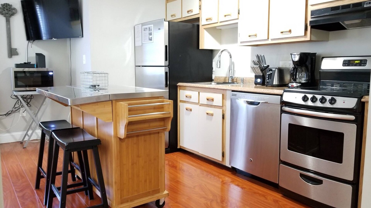 Nashua Condo | Fully Furnished 1st Floor, 1 Bed, 1 Bath Condo