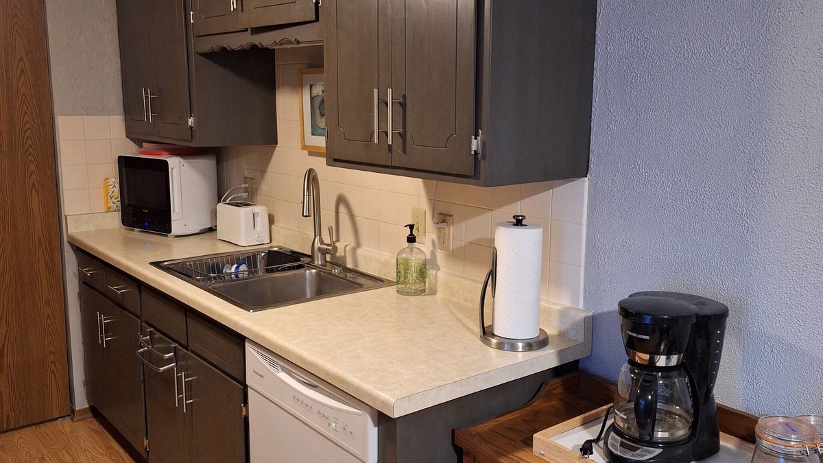 West Bend Condo | Fully Furnished 2 Bedroom/1Bathroom - West Bend, WI