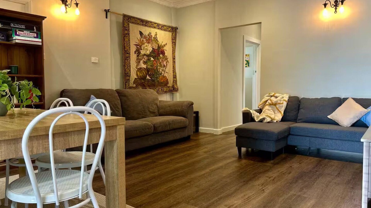 Hove Apartment | Fully furnished apartment in Hove, Stay Smart with kitchen, dining and bathroom