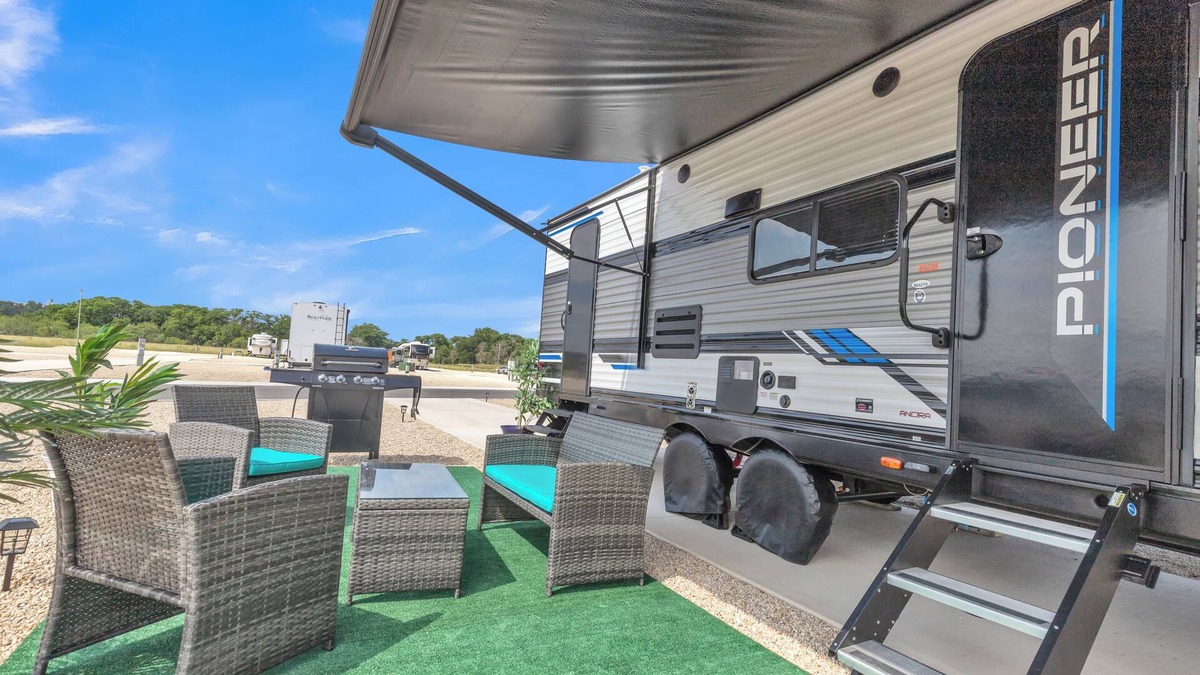 Comfort House | Fully furnished cozy RV in Comfort TX, Sleeps 6, lower weekly and monthly rates.