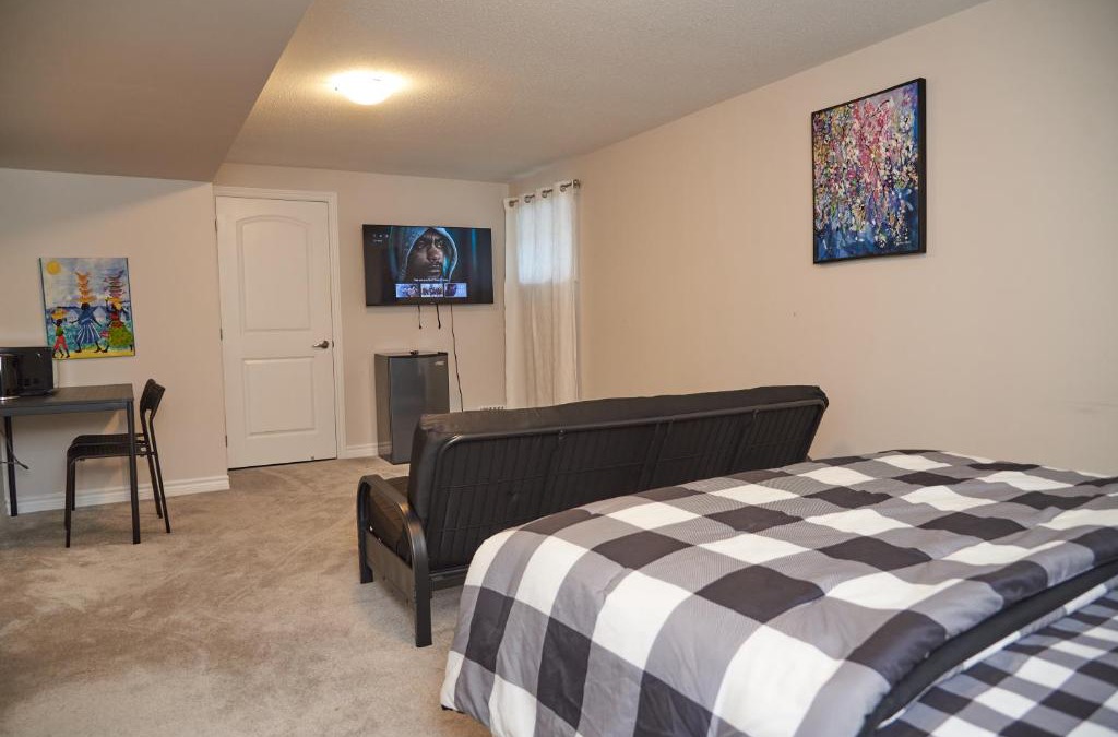Ottawa Division House | Fully Furnished En-Suite Basement