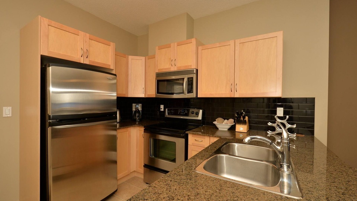 Lake Bonavista Condo | Fully Furnished Executive Suite Close to Transit and Amenities
