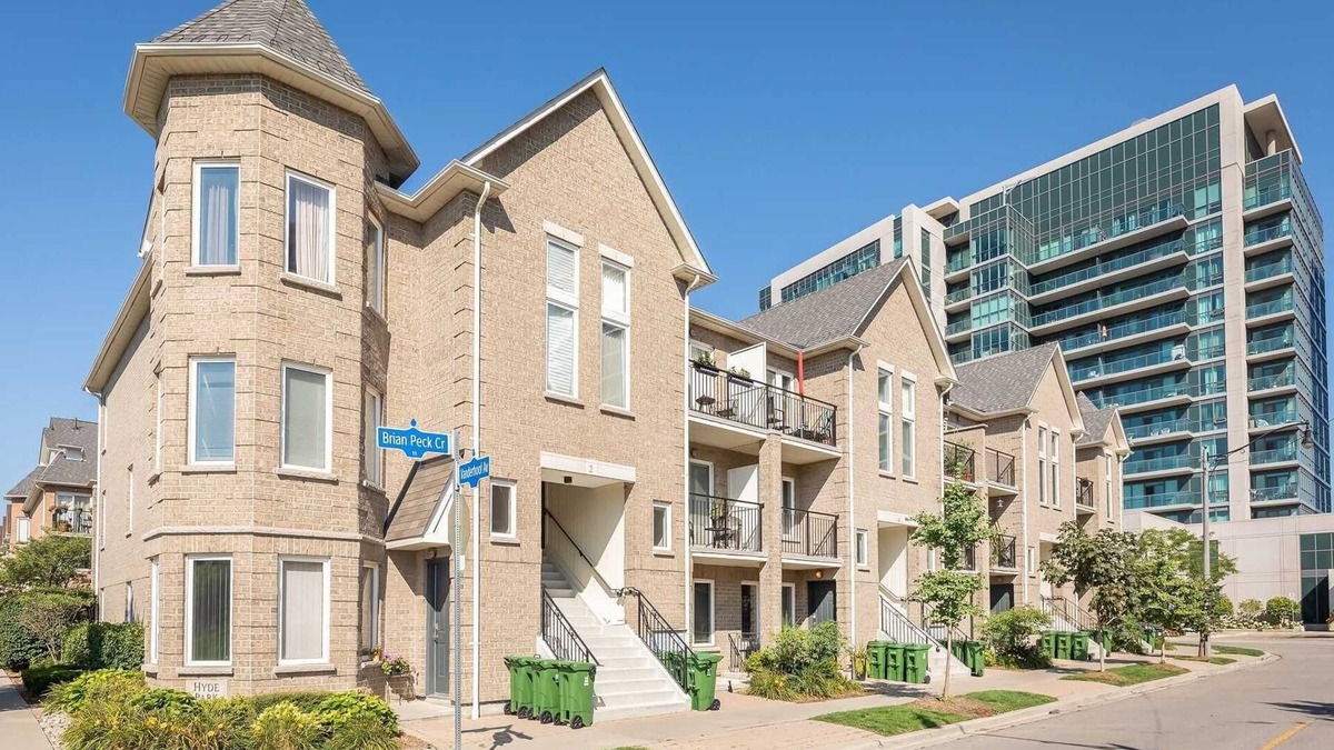 Thorncliffe Park House | Fully Furnished Gorgeous 2 Bedroom 2 Bathroom Townhouse in Hyde Park Leaside