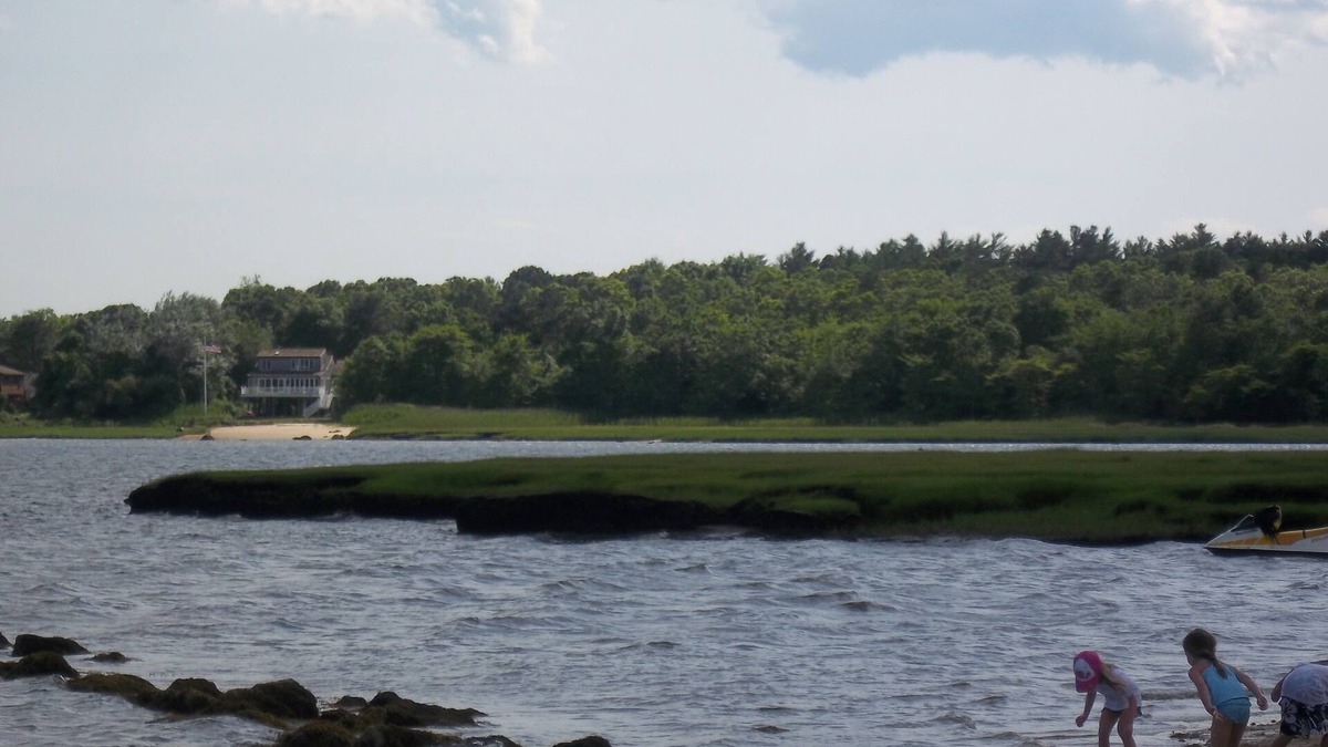 Wareham Center House | FULLY FURNISHED HOME SHORT WALK TO SWIFTS BEACH 1 HOUR FROM BOSTON