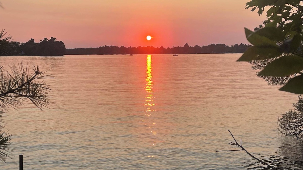 New Auburn Cabin | Fully-furnished LAKE HOME near Ice Age hiking & 4-wheel trails + SUNSET VIEWS