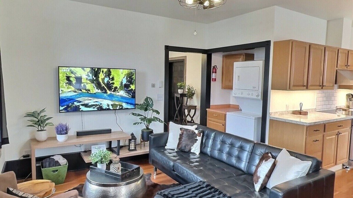 Big Timber Apartment | Fully-furnished Modern Apartment/Executive Suite in Heart of Townn