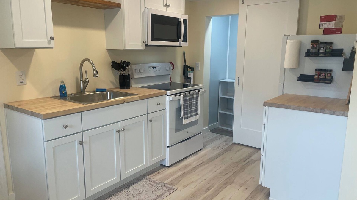 Florence Apartment | Fully furnished studio apartment in Pittsford, small dog approved