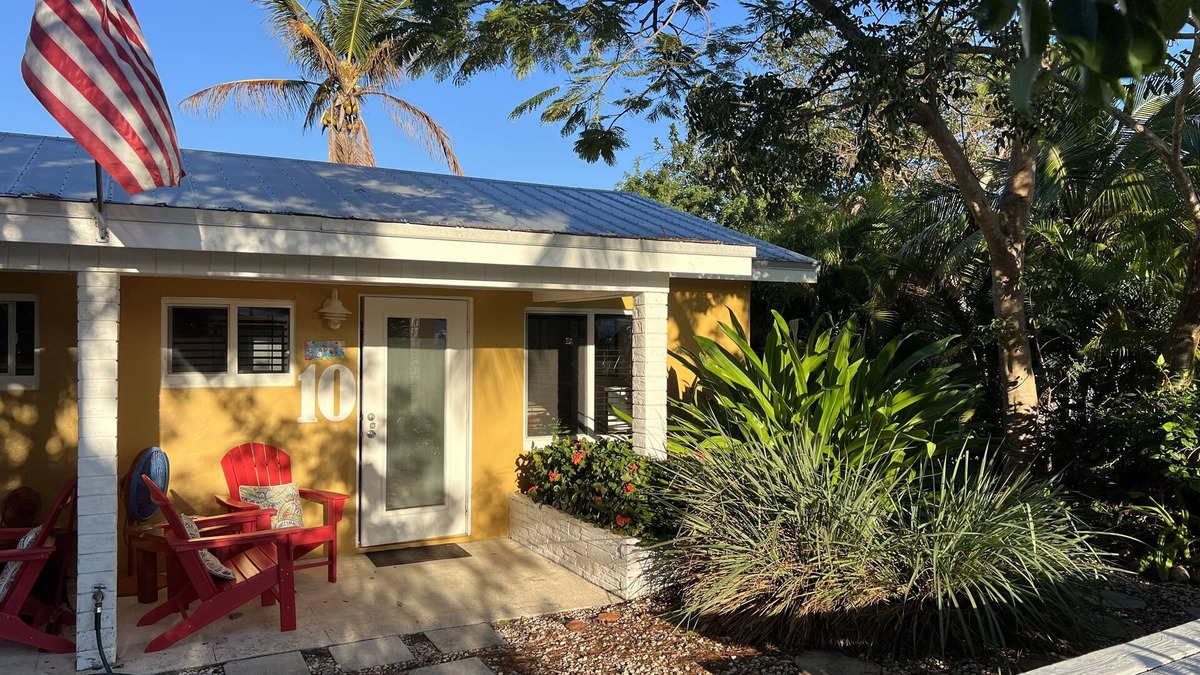 Marathon Apartment | Fully furnished studio, 50 yards from ocean, shared pool, fishing-jetty