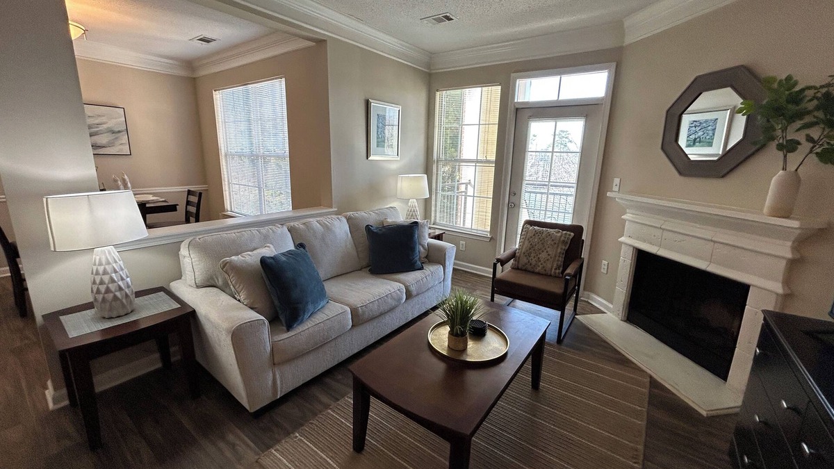 Alpharetta Apartment | Fully -Furnished Two Bedroom Apartment with Fireplace and Balcony in Alpharetta
