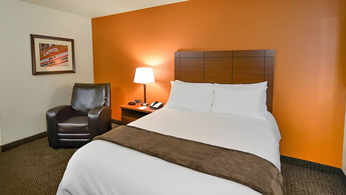 Council Bluffs House | Fully Furnished Room Close to the Omaha Zoo