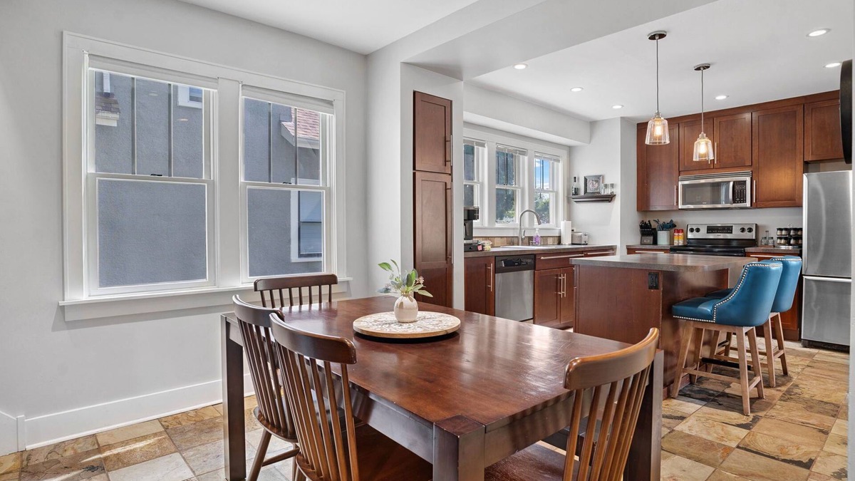 Robbinsdale House | Fully Loaded Entire Home, Fast Wi-Fi, and Pet Friendly, Fenced Backyard