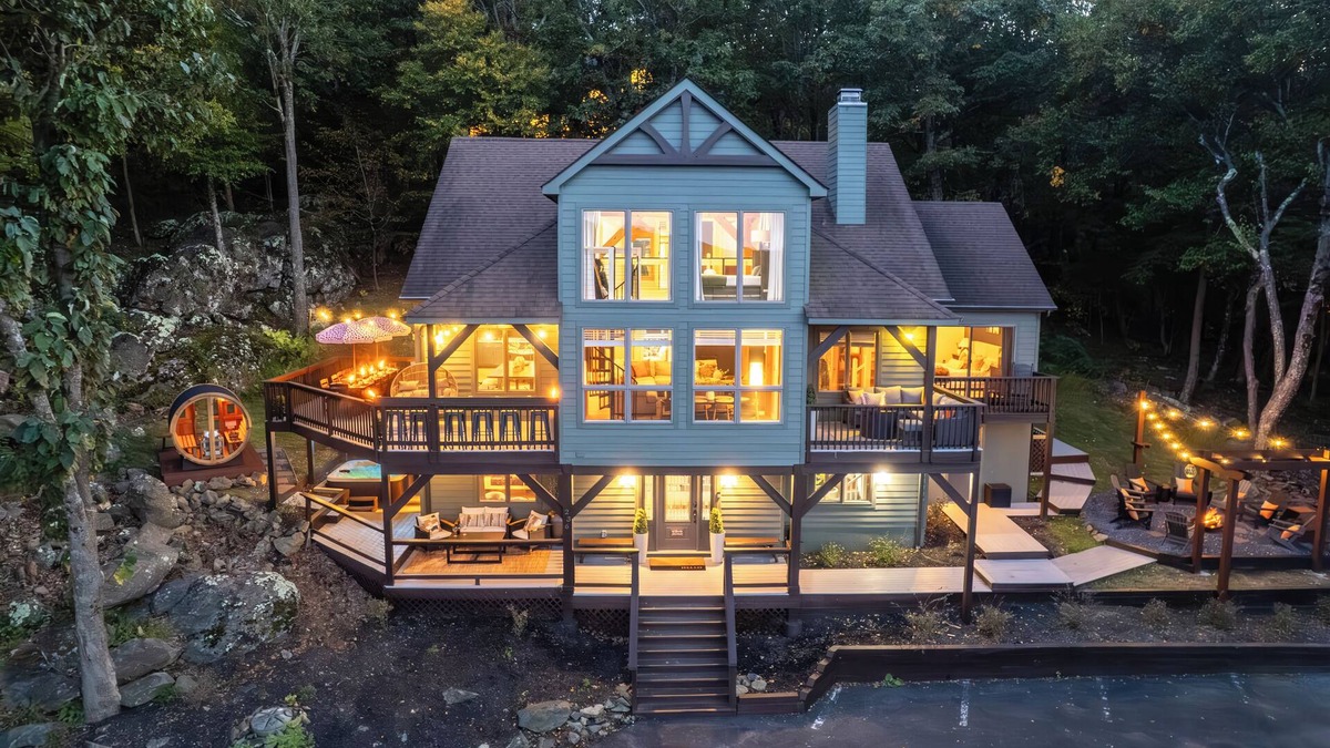 Chestnut Springs Ski Chalet | Fully Loaded 8BR in Wintergreen! Sleeps 23