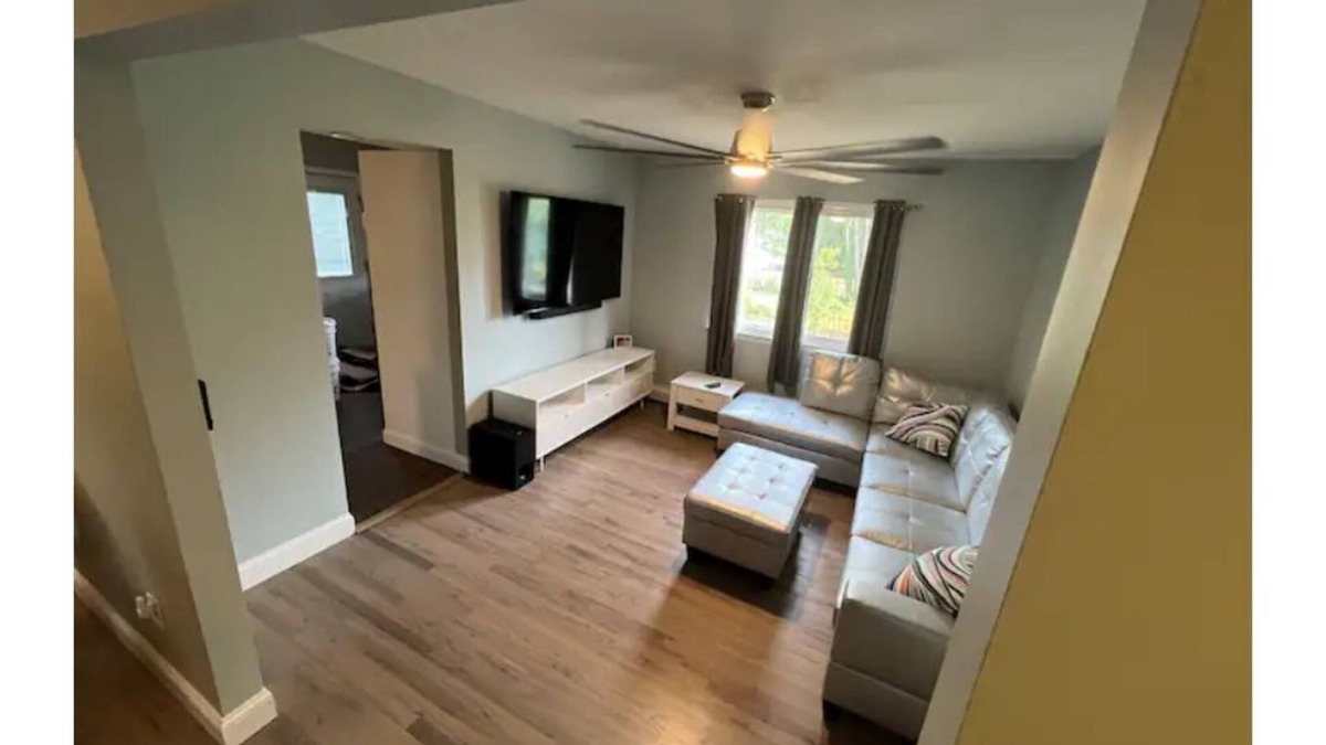 Islip House | fully Modern 3 bedroom 65"smart tvs cable bluetooth speakers etc