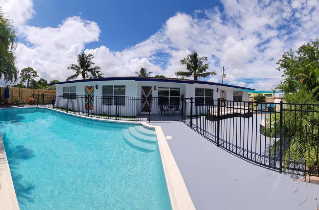 Central Oakland Park Villa | Fully Private & Spacious Villa, w Pool and Patios, Near the Beaches, Family Friendly, 3 Separated Cozy Apts w kitchen & Living room