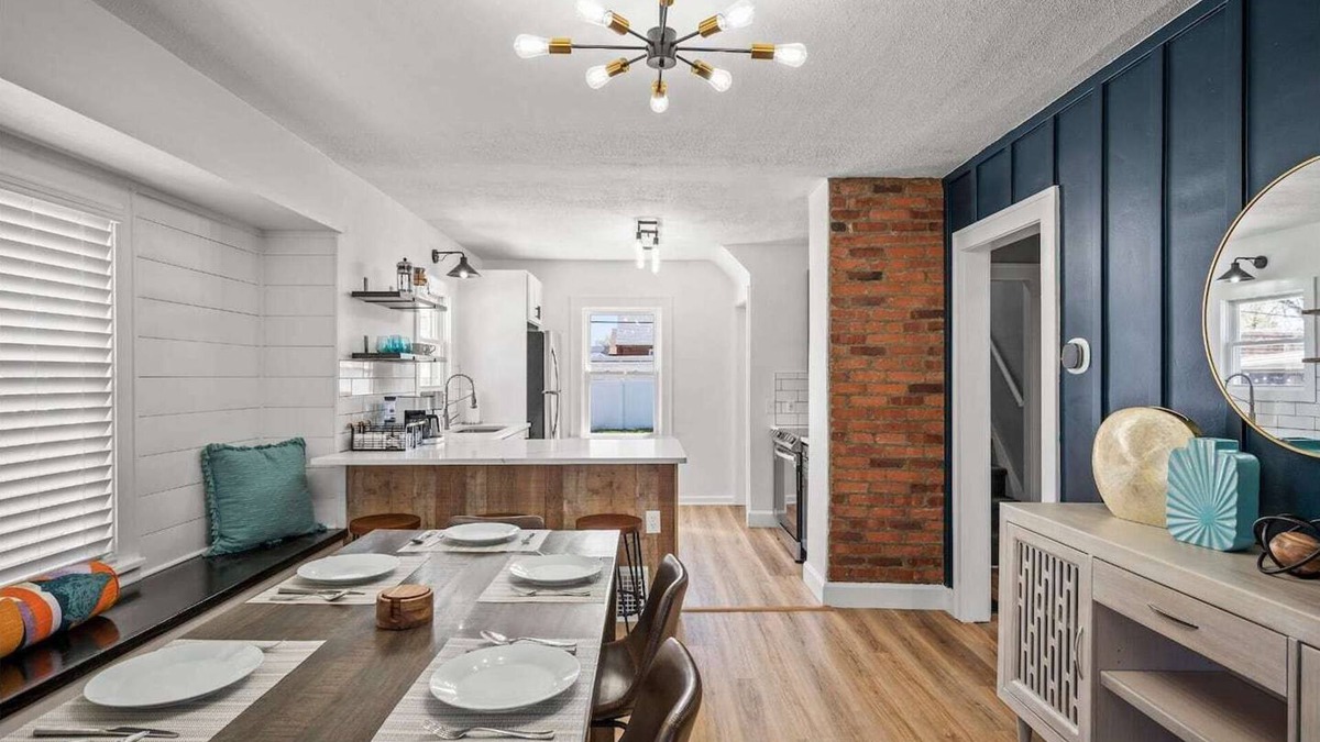 Parma House | Fully Remodeled Cozy 4 BR in the heart of Parma, King Bed, Close to Airport