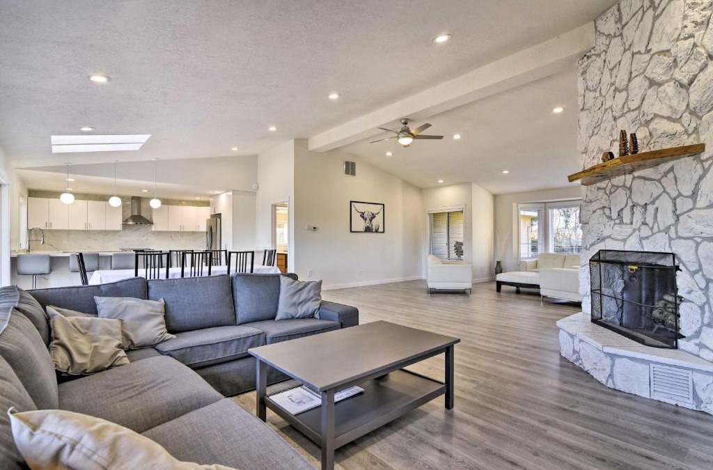 Hillsboro House | Fully Remodeled Hillsboro Home with Home Theater!