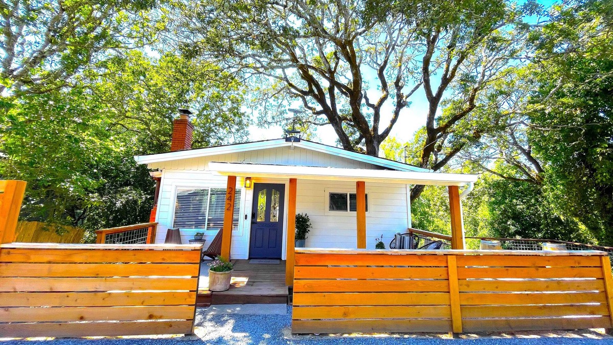 Forestville House | Fully Remodeled Private Wine Country Bungalow! Sunny Treetop Views, Luxury Beds