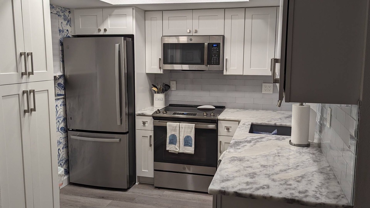Cove Springs Condo | FULLY REMODELED SNOWBIRD PARADISE - 3/4 Month Rental