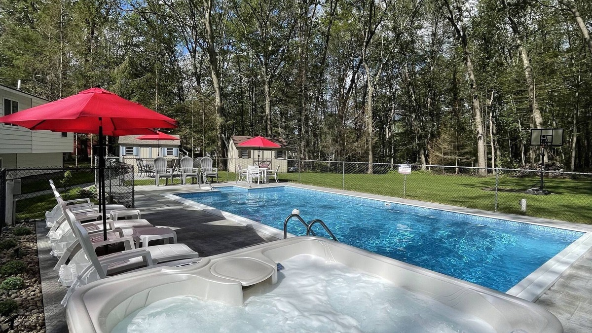 Geyser Crest House | Fully renovated- 2 LIVING ROOMS, HOT TUB, POOL, GAME ROOM, FIREPIT, PAGODA.