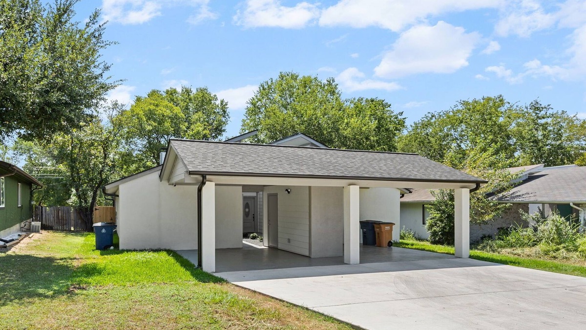 Parker Lane House | Fully renovated 2-bedroom house with spacious cover patio in Downtown Austin