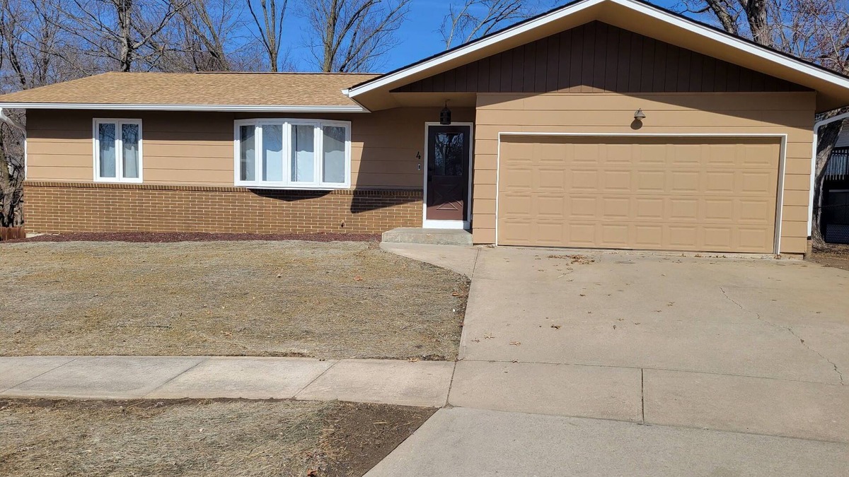 Iowa City House | Fully renovated 3-bedroom house in Iowa City. Walking distance to Kinnick & UIHC