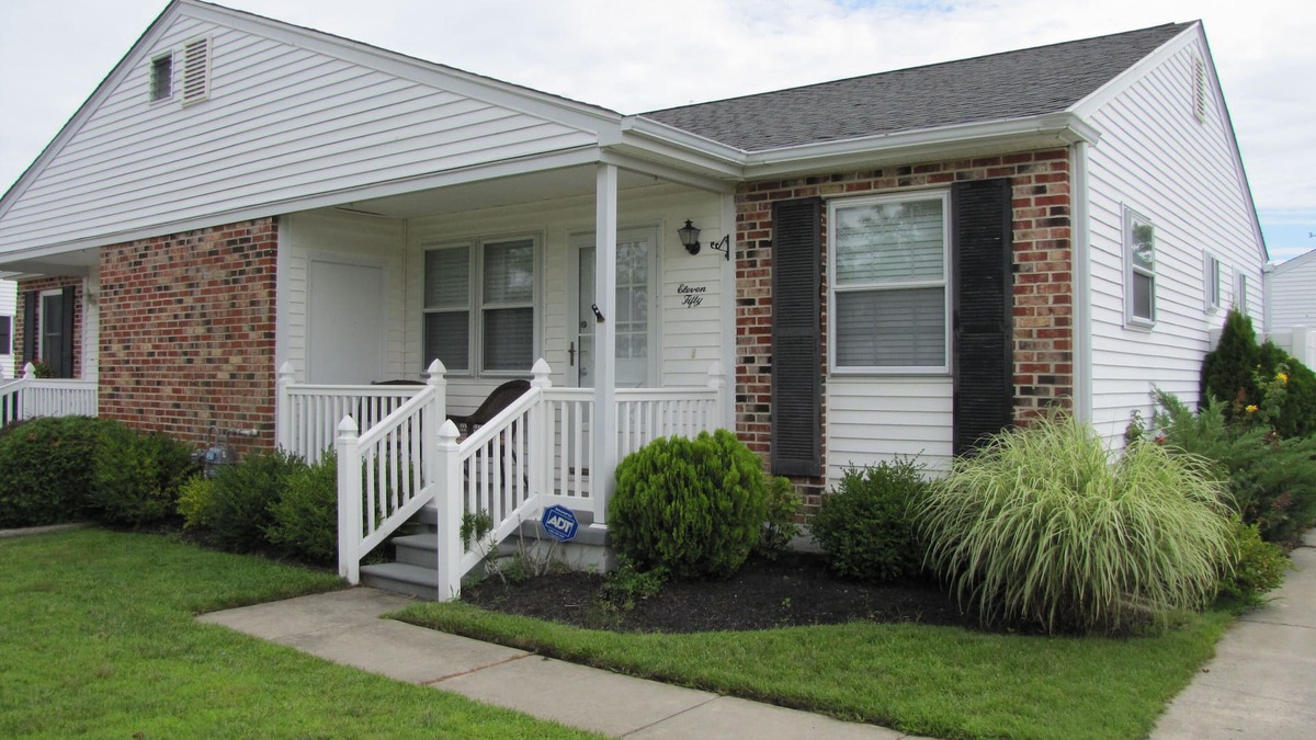 Village Green House | Fully Renovated 3 BR/2 bath home - Now booking for 2025!