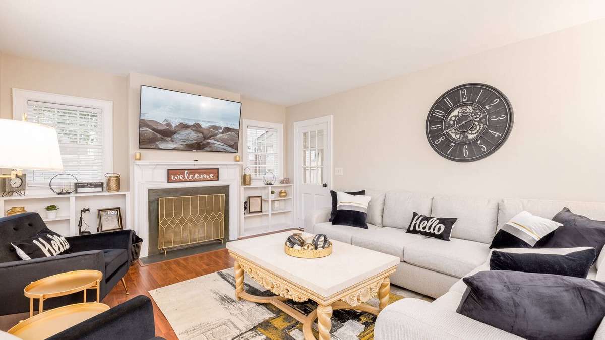 High Point House | Fully Renovated 5BR Historic Retreat - Walk to High Point U & Market - Sleeps 14