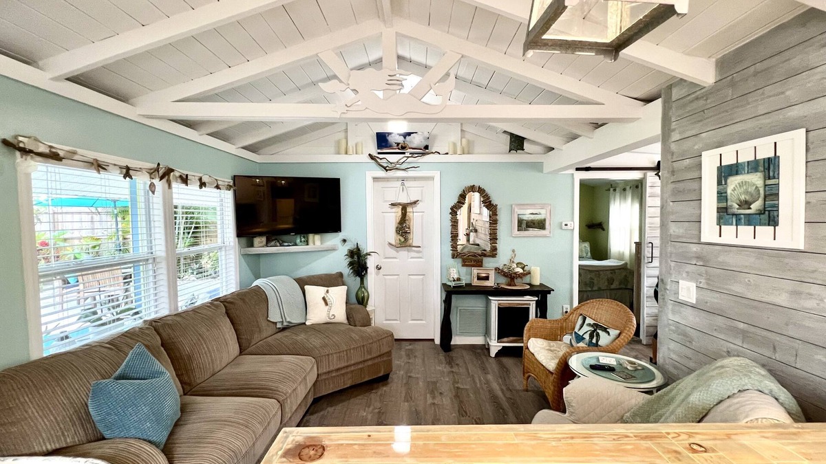 Gulf Gate Estates House | FULLY RENOVATED BEACH BUNGALOW! A COUPLES very own COZY and PRIVATE paradise.