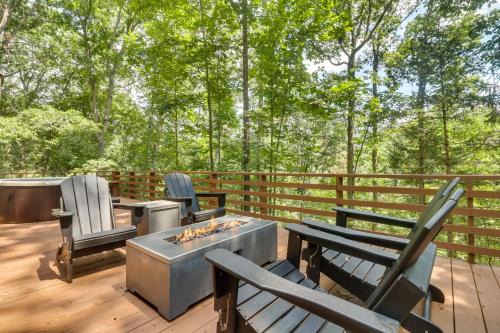 Broadway House | Fully Renovated Broadway Cabin with Private Hot Tub!