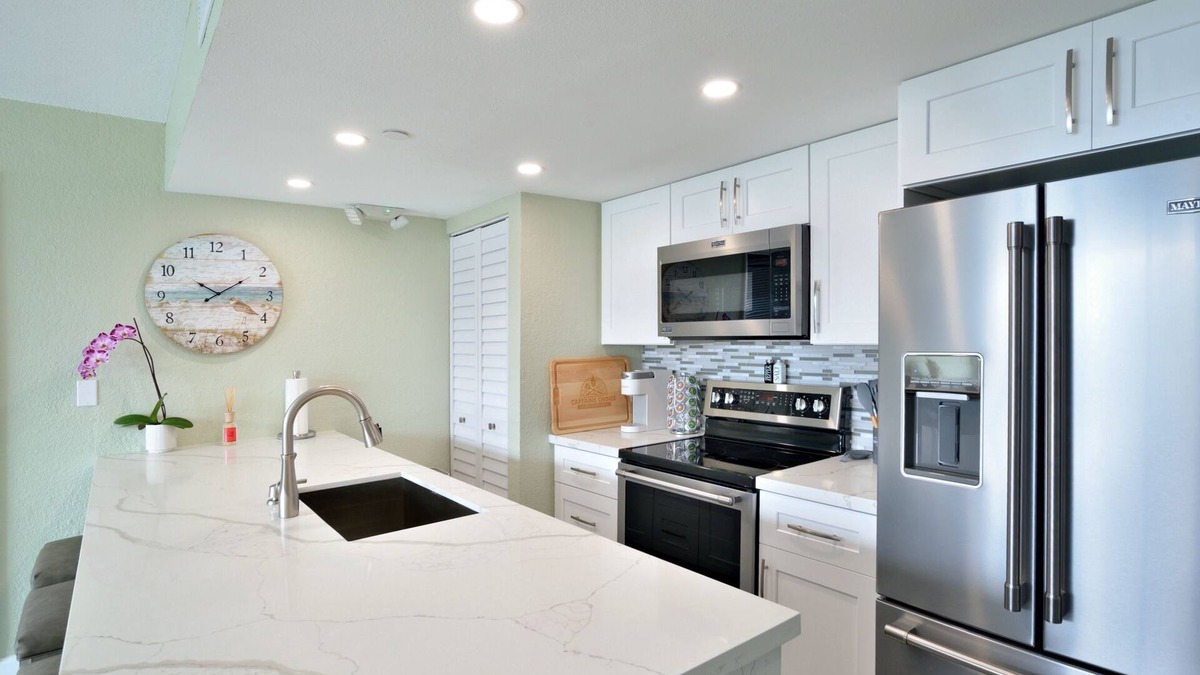 Key West Condo | Fully renovated Condo with Private Balcony, Shared Pool, Hot Tub and Parking