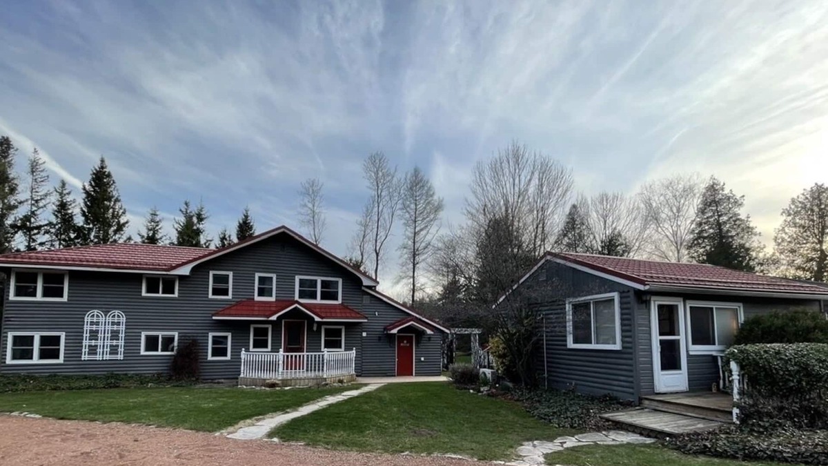 Port Elgin Cabin | Fully Renovated Cozy Cottage, 1 minute walk to beach, park, trails, & splash pad