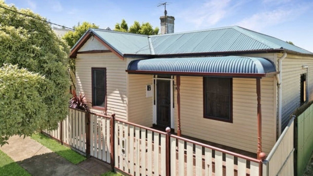 Hamilton House | Fully Renovated Home, Walking Distance to Town Centre